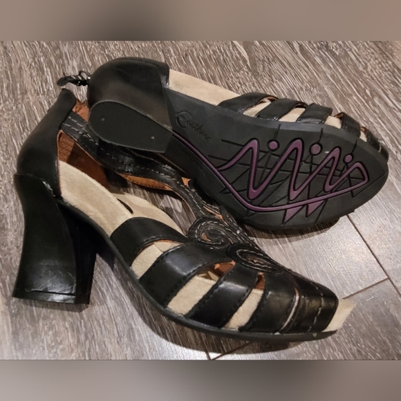 Earthies sandals in size 5.5 - Picture 2 of 3